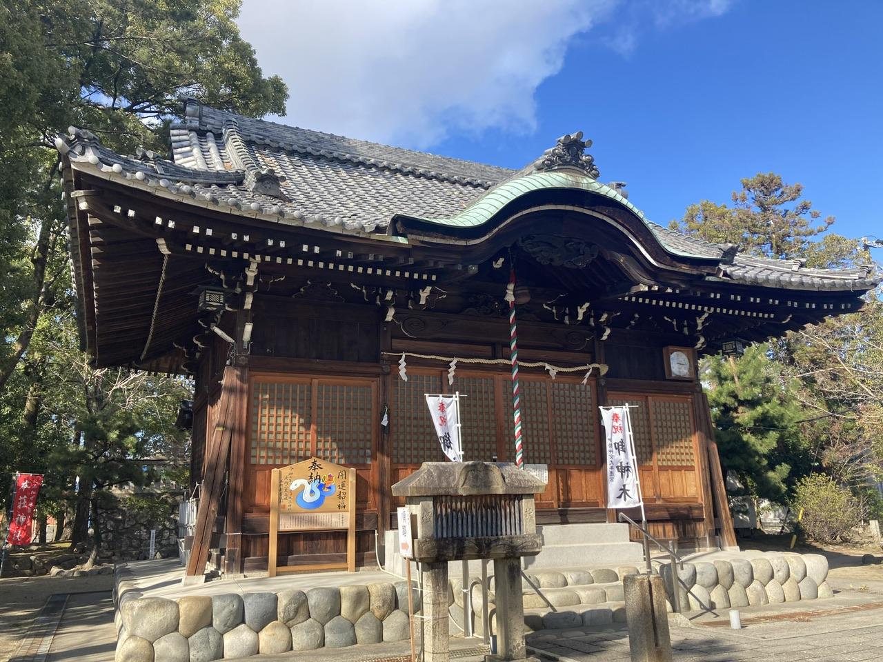 東に富士山　西に出雲大社　南に伊勢神宮　北に白山　北緯35度24分東経136度43分に位置する　「縁（えにし）を結ぶしあわせ祈願の宮」　本莊神社とは