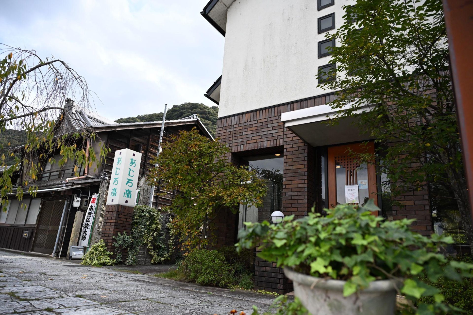 門外不出の自家製ソースが決め手。岐阜市、伊奈波神社参道にある老舗洋食屋「あじろ亭」で味わう自分だけの静かな時間。